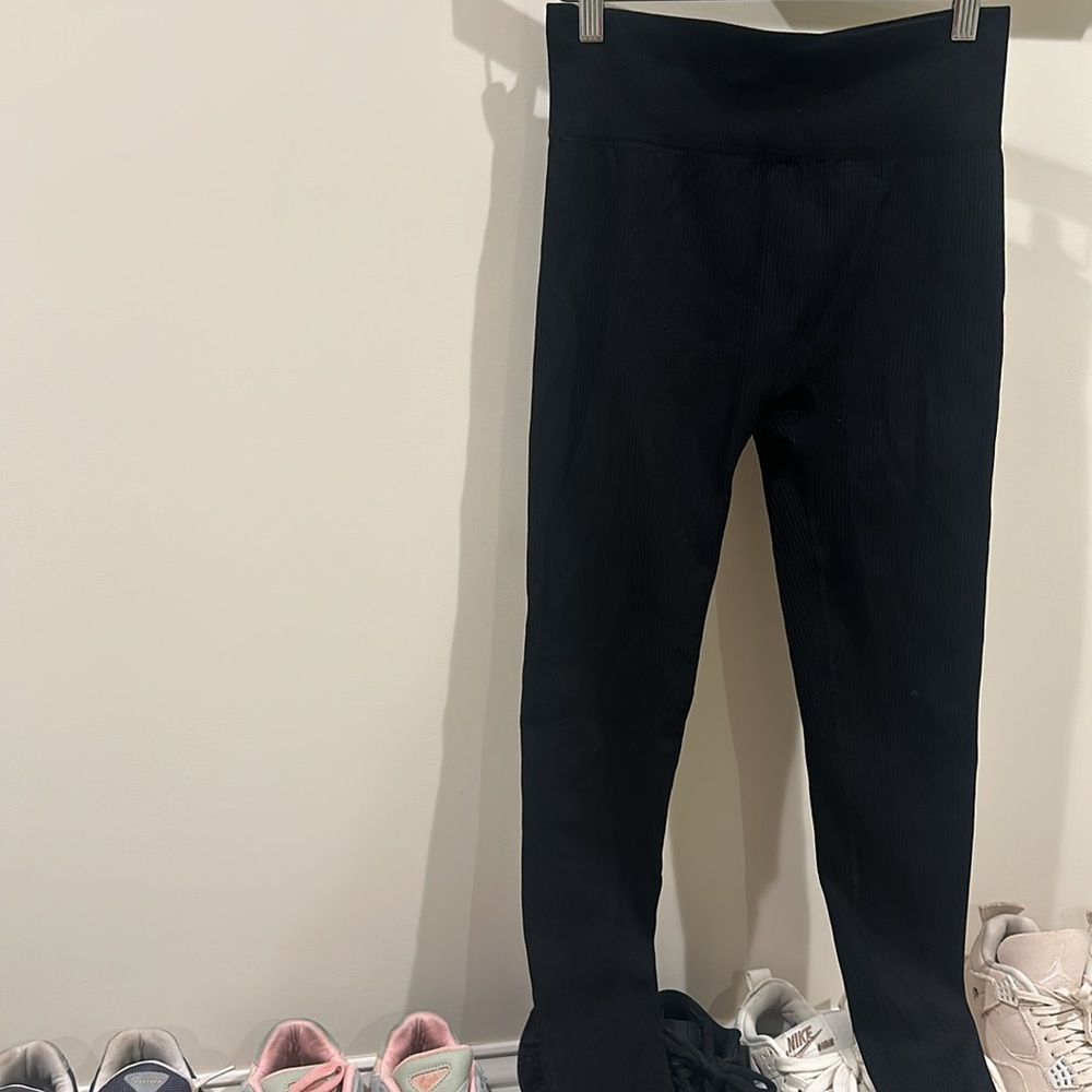 BLACK RIBBED SEAMLESS LEGGINGS